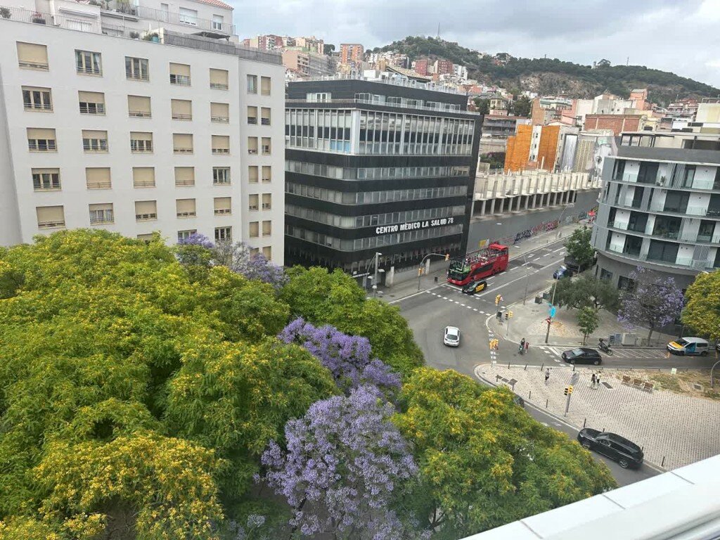 Edificio del Centro Médico Meynde en C/ Mare de Déu de la Salut 78, Gràcia, Barcelona