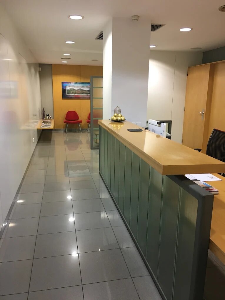 Pasillo y zona de recepción del Centro Médico Meynde