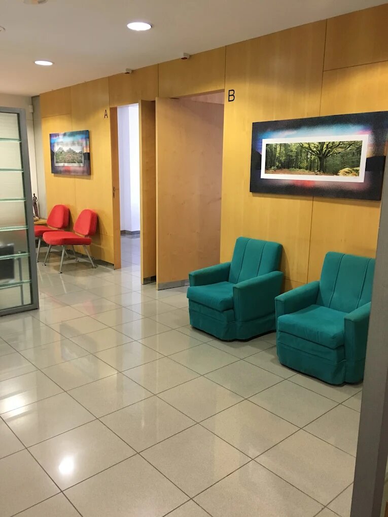 Sala de espera del centro médico con consultas A y B